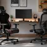 Gaming i kancelarijska stolica postavljene jedna pored druge u modernom kućnom radnom prostoru sa računarom, prikazujući razlike između sportskog gaming dizajna i ergonomskog kancelarijskog modela sa mrežastim naslonom.