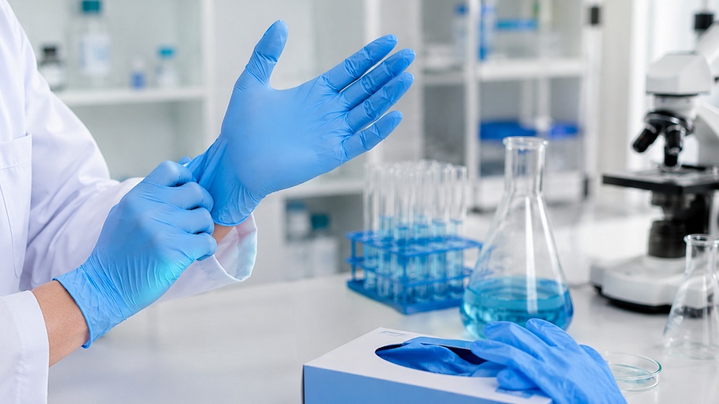 Stavljanje rukavica na ruke u laboratoriji